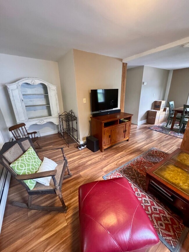 Building Photo - Spacious 3-Bedroom| Downtown Newnarket| Sept 1st!