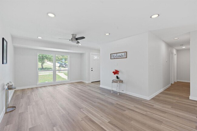 Building Photo - 711 Santa Rosa Dr