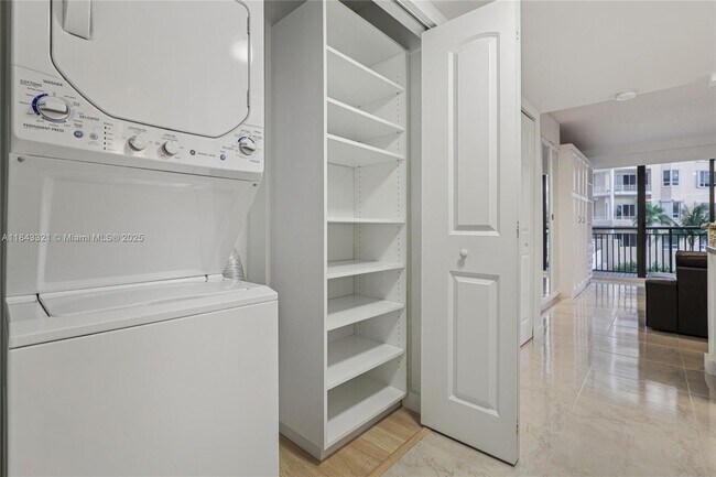 Building Photo - 540 Brickell Key Dr