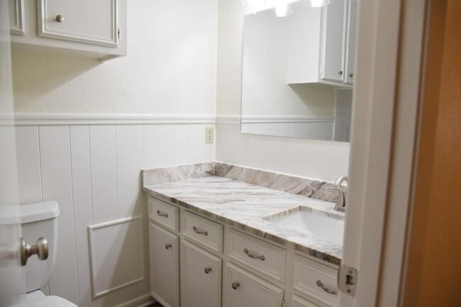 Building Photo - 713 Oxford Ave