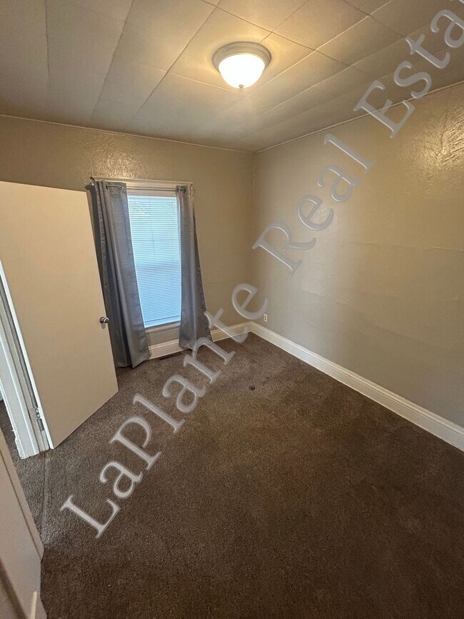 Building Photo - Comfortable Single-Family Home for Rent