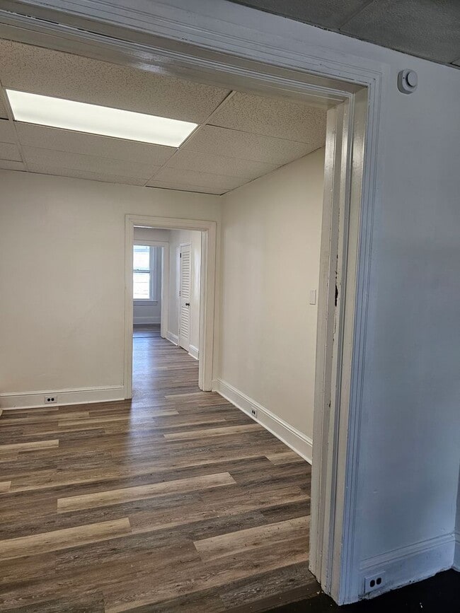 Building Photo - 735 N George St