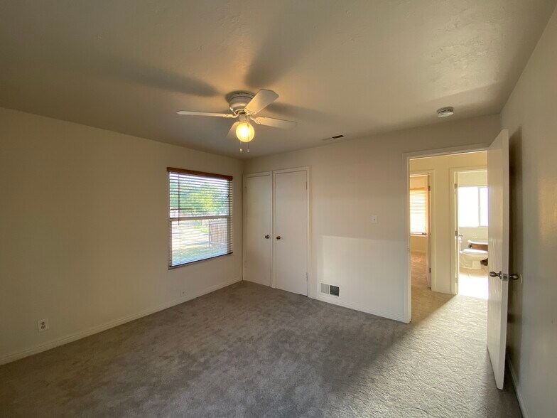 Building Photo - 844 E 2700 S
