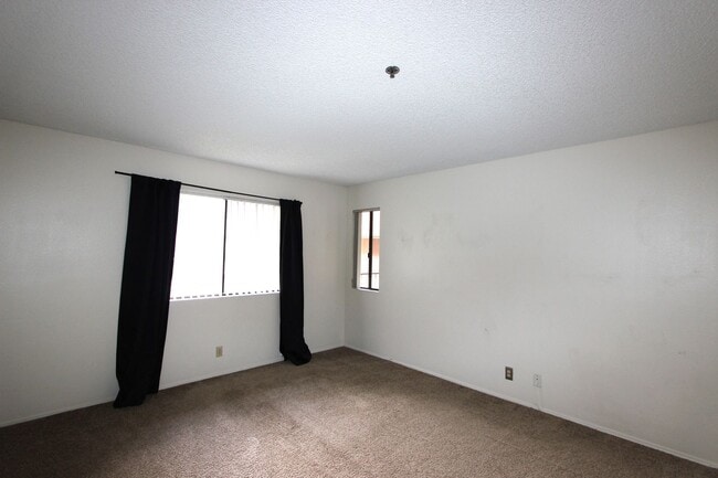 Building Photo - Large 2 bedroom 2 bathroom condo available...
