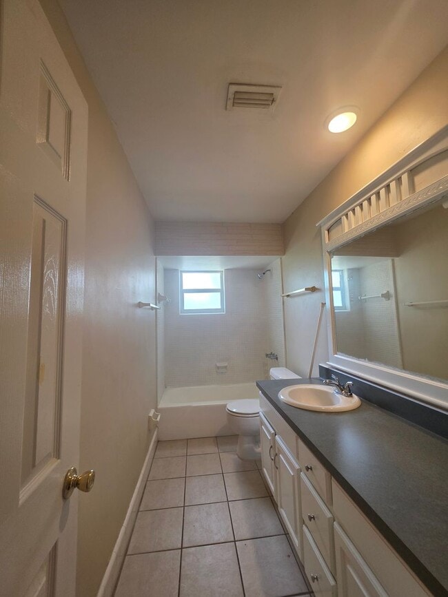 Building Photo - 3 bedroom 2 Bath Single Family Home