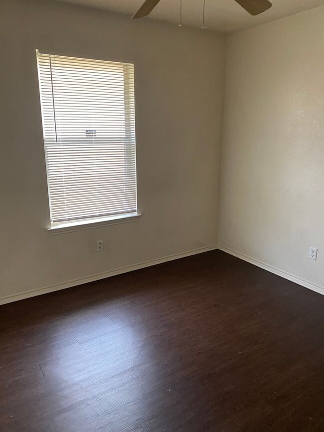 Building Photo - 5420 Creekridge A