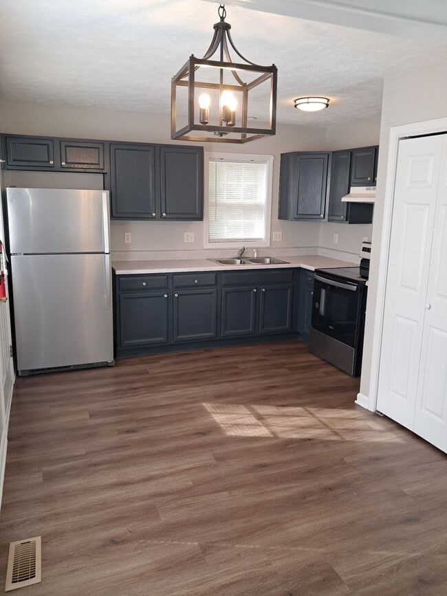 Building Photo - 2 Bedroom and 1 Bathroom Duplex