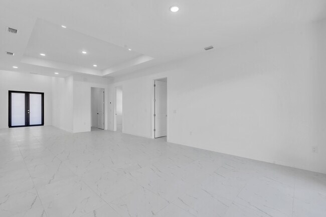 Building Photo - 1021 Chiquita Blvd N