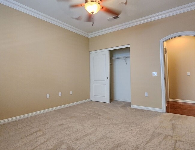 Building Photo - Beautiful 4BD, 2.5BA, Four Seasons at Heme...