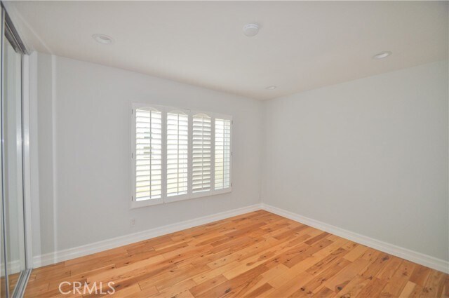 Building Photo - 6 Acorn