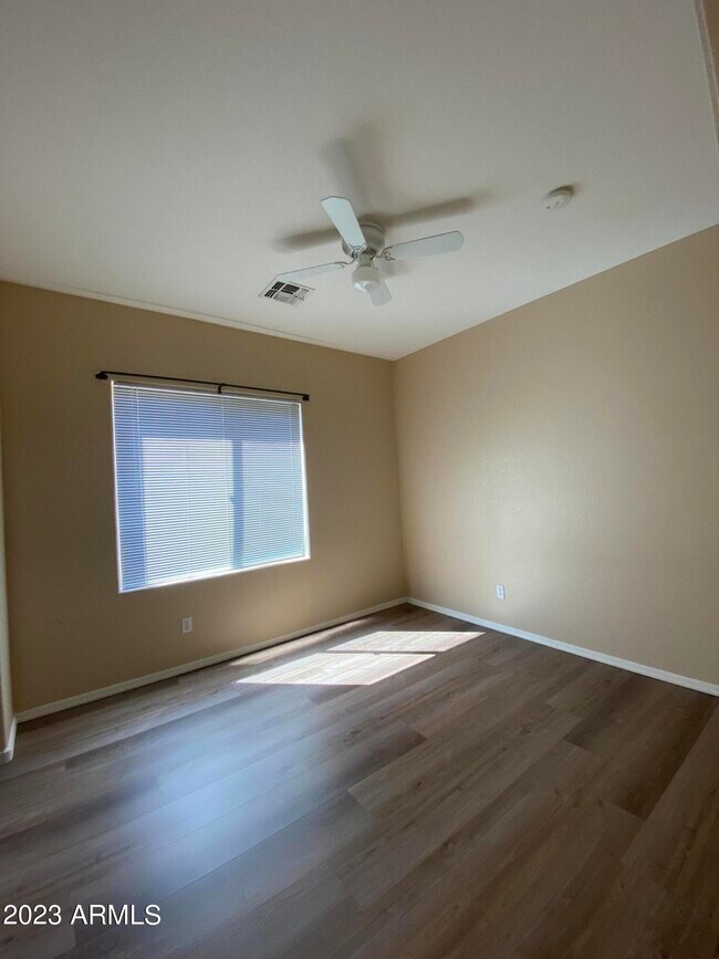 Building Photo - 517 S 115th Dr
