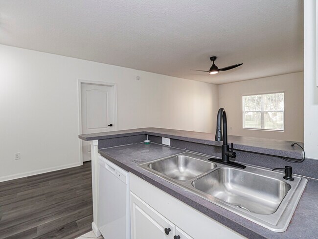 Building Photo - 5090 Fairways Cir