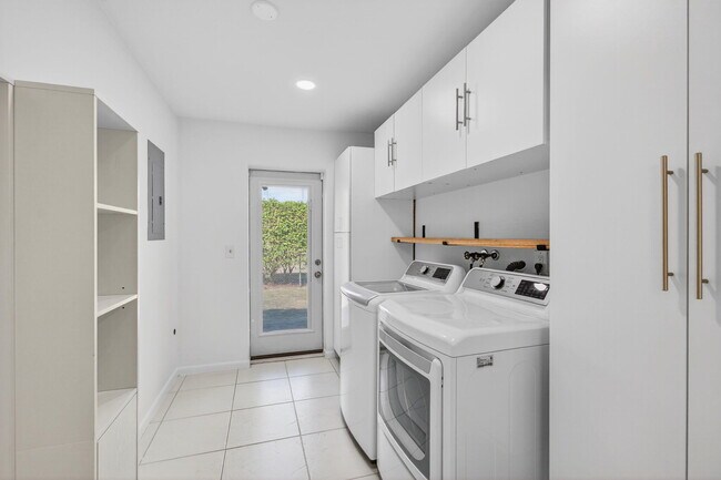 Building Photo - 699 NW 16th Ave