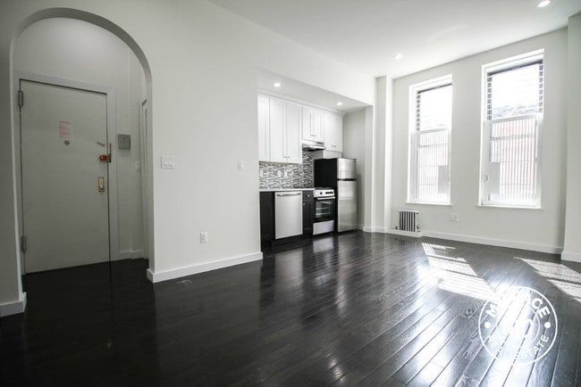 Primary Photo - 303 Putnam Ave