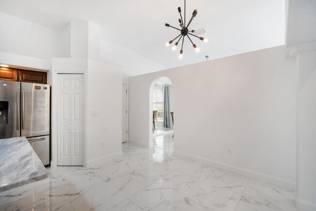 Building Photo - Enjoy the luxury living in Kingshyre, a hi...