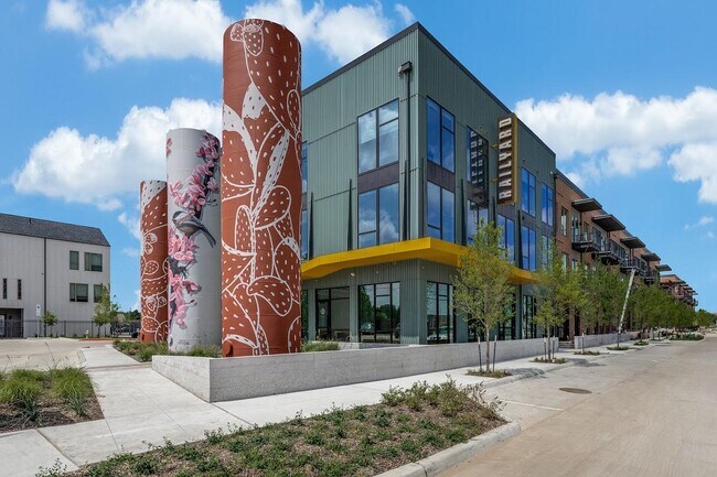 Building Photo - 650 E Sycamore St