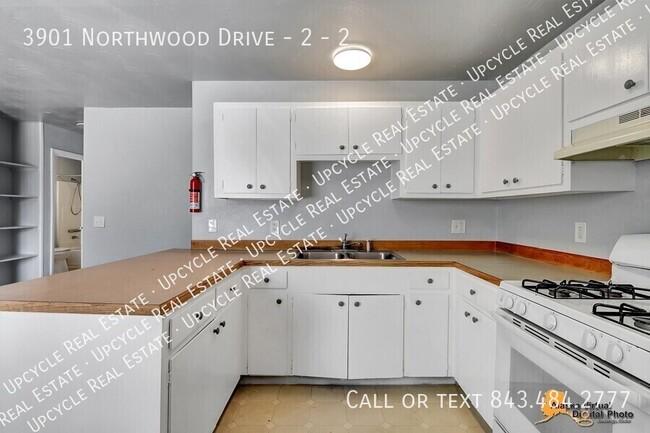 Building Photo - 3901 Northwood Dr