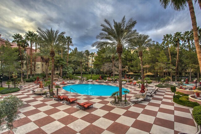 Building Photo - Long or short term available!  Live in luxury in this fully furnished 2 bedroom condo.