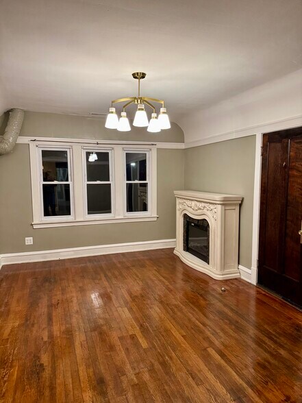 Living room - 4704 W Waveland Ave