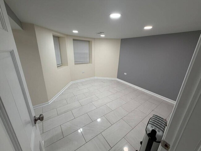 Building Photo - 2630 N Hamlin Ave