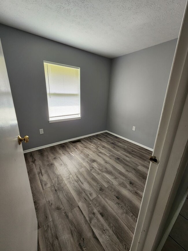 Building Photo - Beautiful 3 Bedroom 1 Bathroom Home