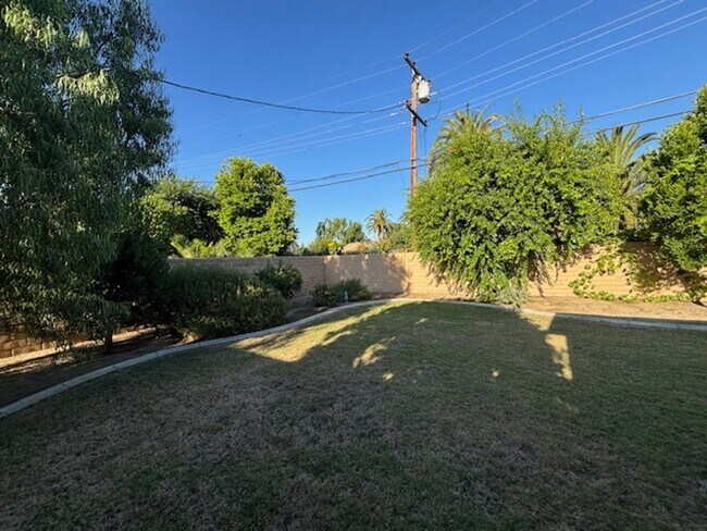 Building Photo - Beautiful 3 Bedroom / 2 Bathroom Home in S...
