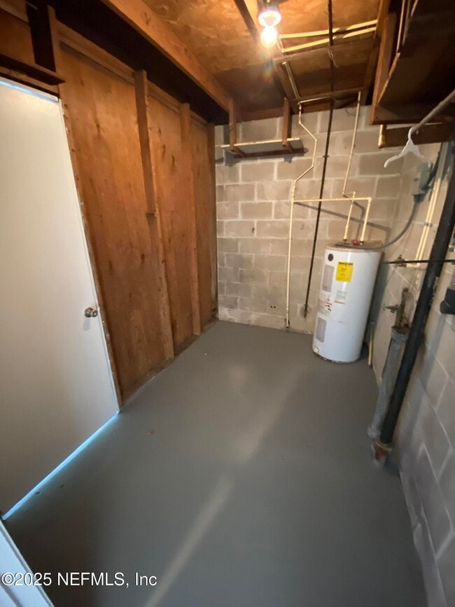 Building Photo - 9443 Sibbald Rd