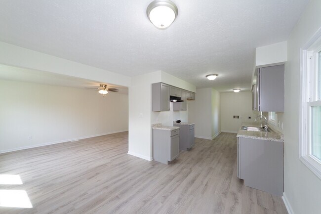 Building Photo - Updated 3 bedroom 1.5 bath home in desirab...