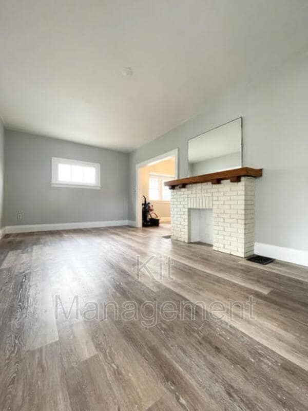 Building Photo - 434 W Poinsetta Ave