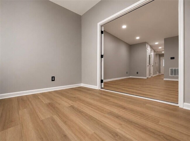Building Photo - 5471 Park Pl S