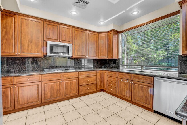 Building Photo - Single Story in Country Club Hills!
