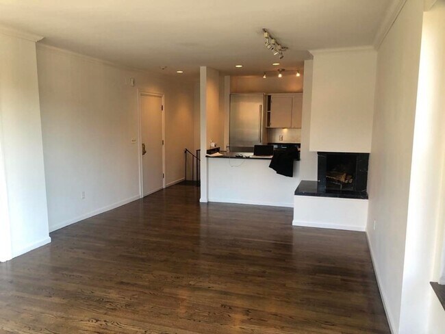 Building Photo - 608 Tremont St