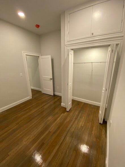Building Photo - 70 Queensberry St