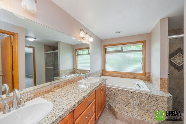 Building Photo - Spacious 4 bedroom and 3 bathroom house fo...