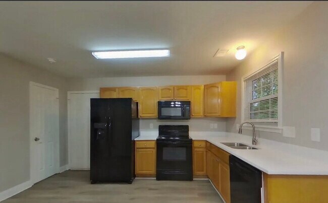 Building Photo - 3 Bedroom Residence Perfect for Family Living