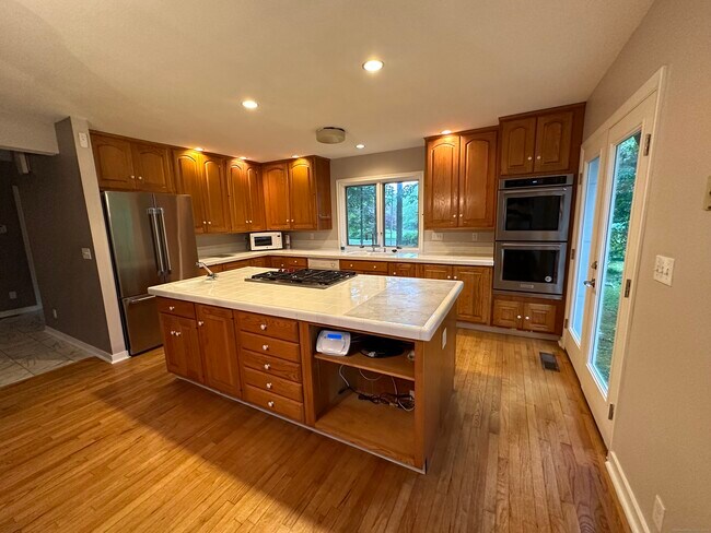 Building Photo - 451 Pine Tree Dr