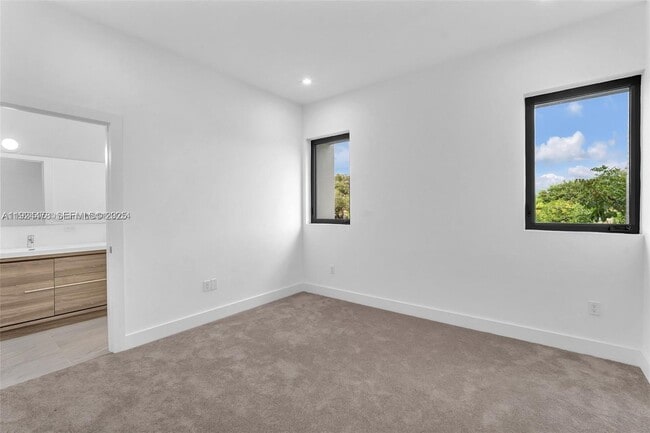 Building Photo - 4181 N Oak Pl