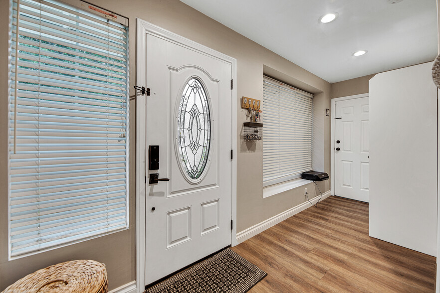 Formal entry leading to open floor plan - 6908 Royer Ave