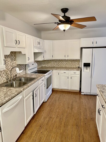 Kitchen 1 - 799 Tamarack Ct
