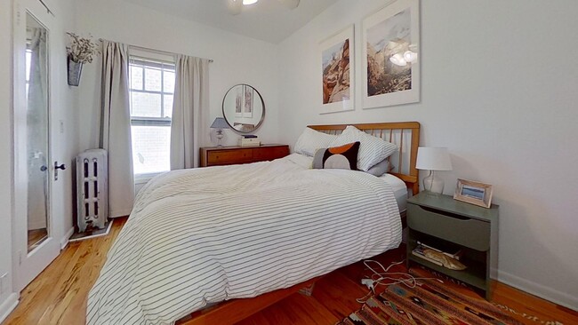 Building Photo - Large Raised First Floor East Lakeview One...