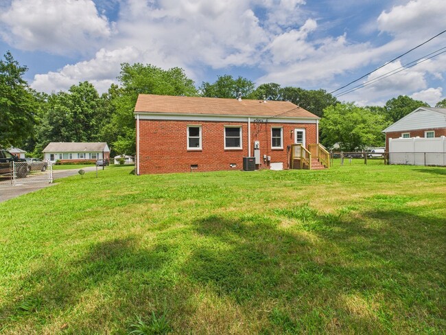 Building Photo - 1709 Glenview Rd