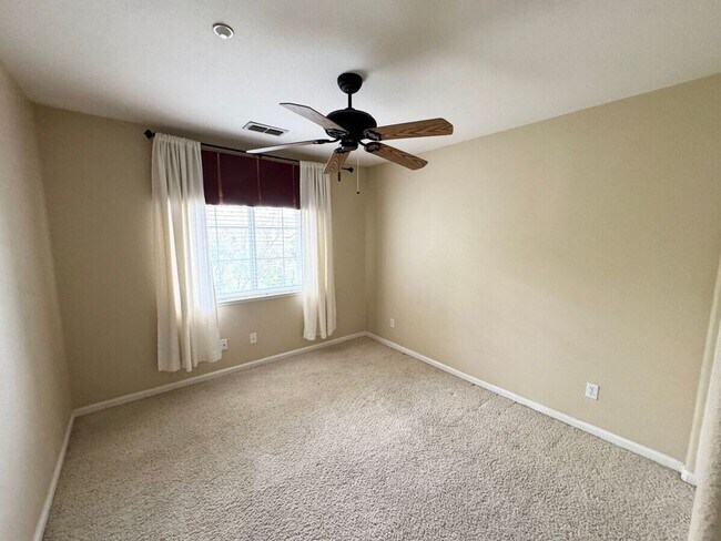 Building Photo - STUNNING & SPACIOUS 4 BEDROOM HOME IN LIVE...