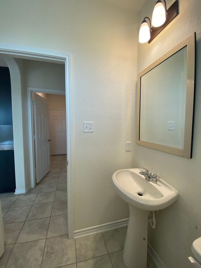 Building Photo - EDGEBROOK