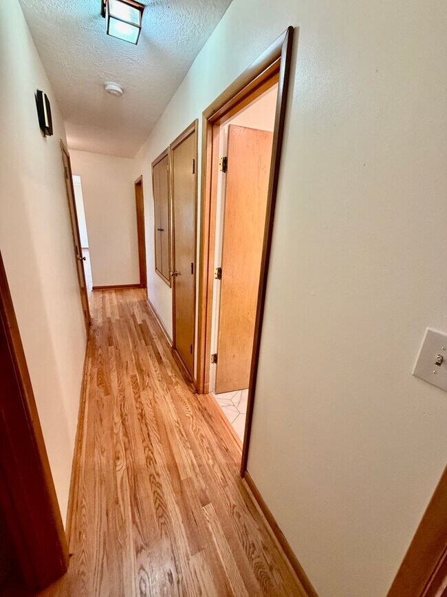Building Photo - Spacious, Remodeled 5bd/3bath Cherry Park Home with Large Fenced Garden and Finished Basement