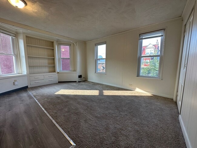 Building Photo - Stunning One Bedroom in Oakland! Second Floor Unit, Ample Natural Light & More!! Call Today!