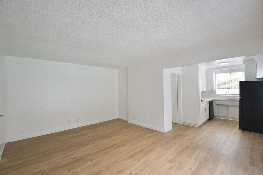 Building Photo - 5230 Vesper Ave