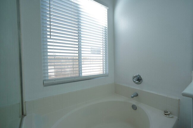 Building Photo - Beautiful 3 Bed / 2 Bath Moreno Valley Home with Garage