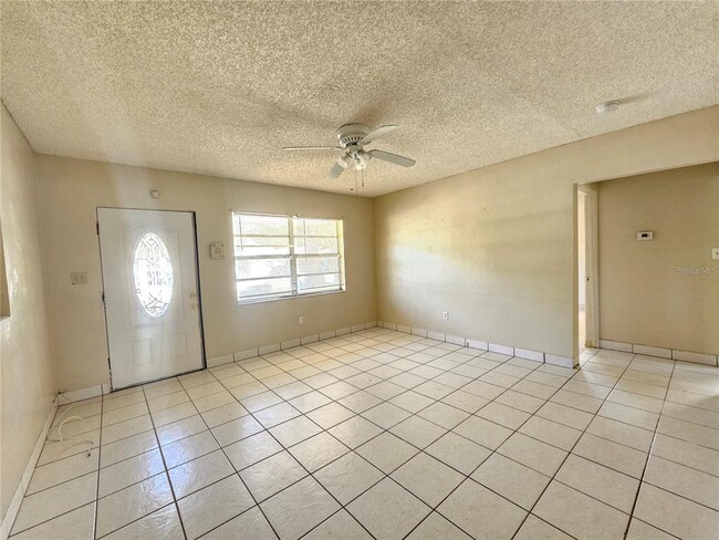 Building Photo - 2235 Lakeview St