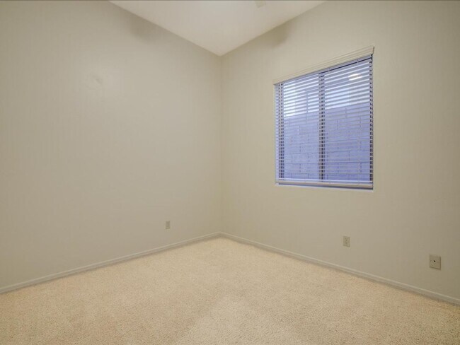 Building Photo - 3 Bedroom 2 Bathroom + Den   Gated Communi...