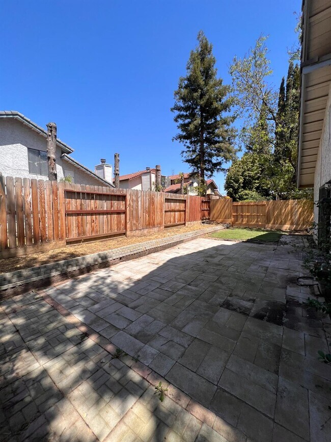 Building Photo - 479 E Alluvial Ave